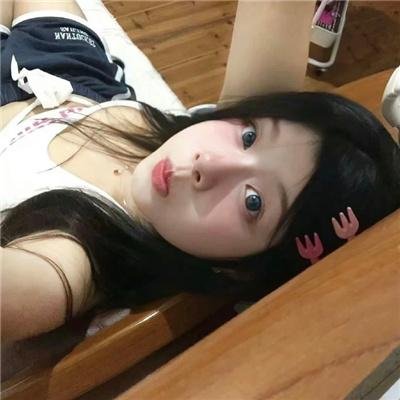 照片的她